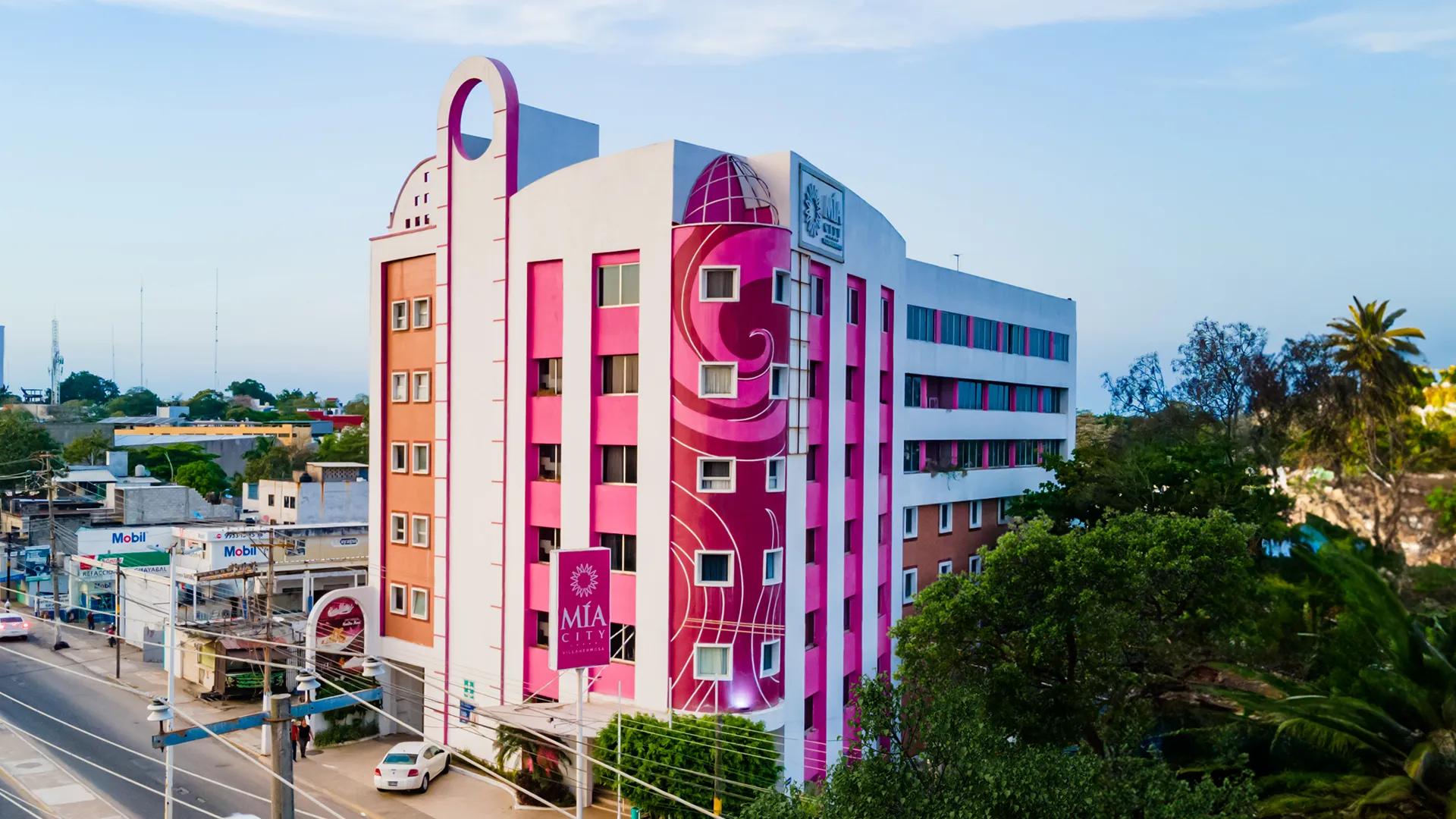 Mía City: Tu Destino Urbano Moderno para negocios o placer.